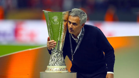 HLV Mourinho thay đổi thế nào từ 1 tuổi đến giờ